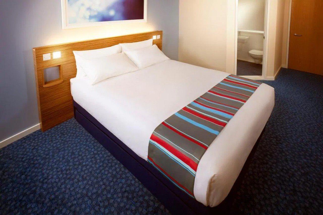 Travelodge Cardiff Central Queen Street Ngoại thất bức ảnh