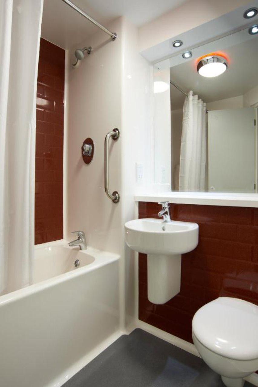Travelodge Cardiff Central Queen Street Ngoại thất bức ảnh