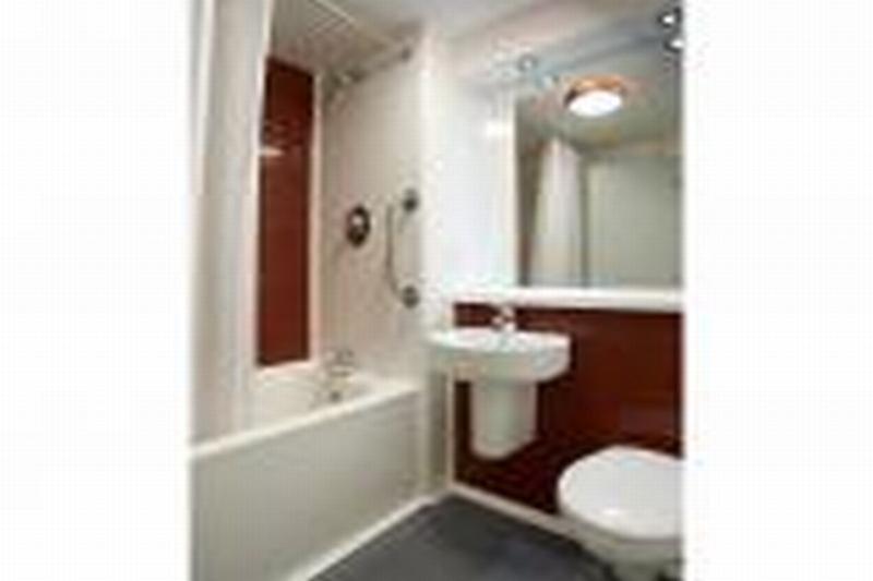 Travelodge Cardiff Central Queen Street Ngoại thất bức ảnh