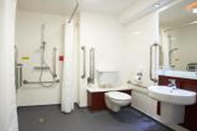 Travelodge Cardiff Central Queen Street Ngoại thất bức ảnh
