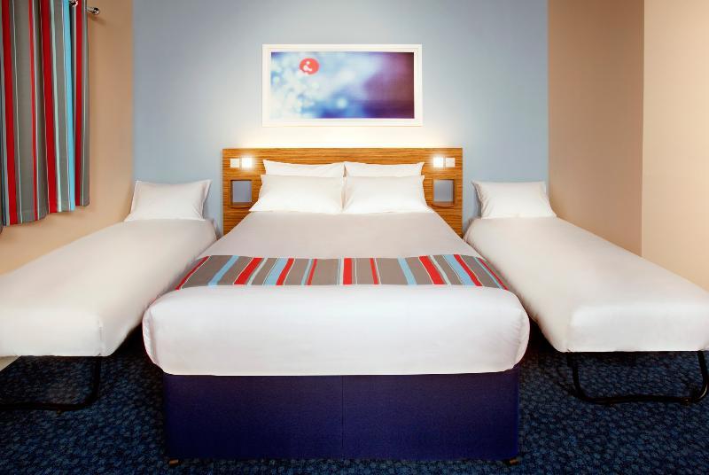 Travelodge Cardiff Central Queen Street Ngoại thất bức ảnh