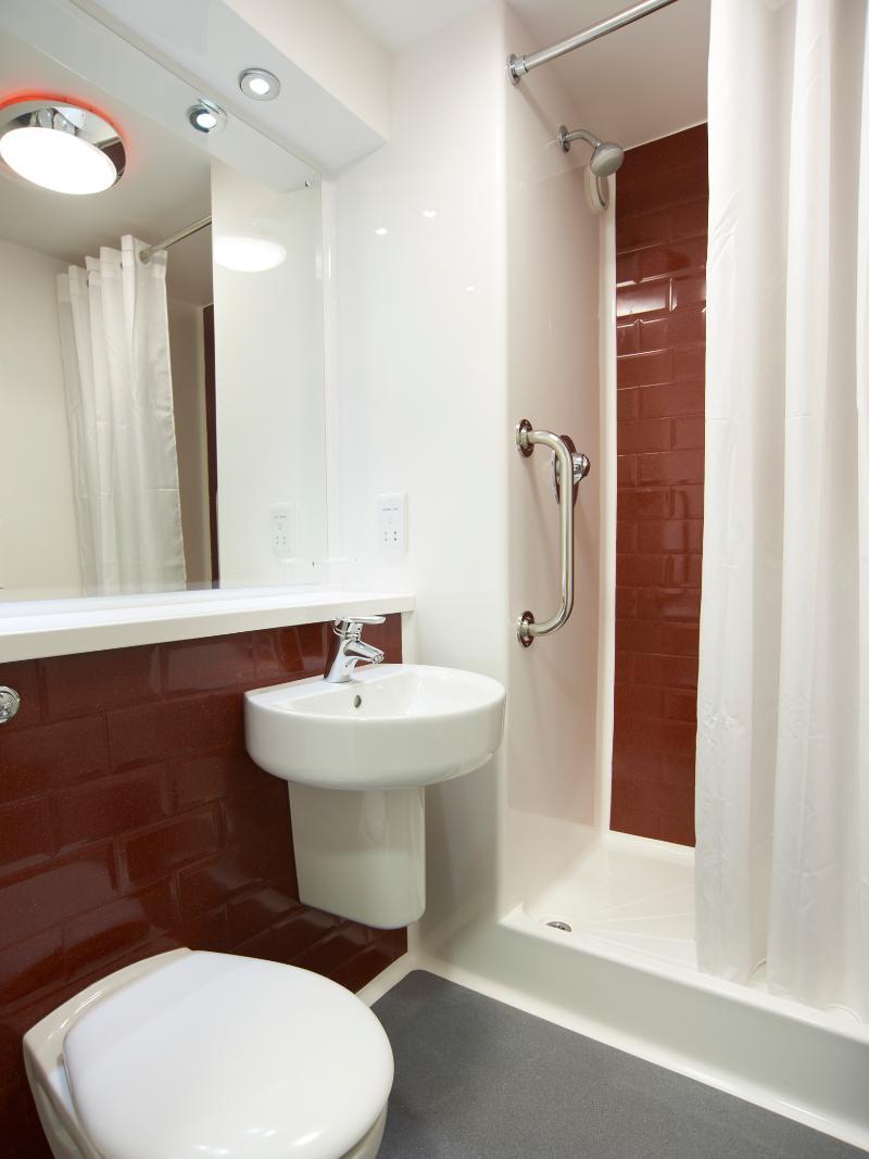 Travelodge Cardiff Central Queen Street Ngoại thất bức ảnh