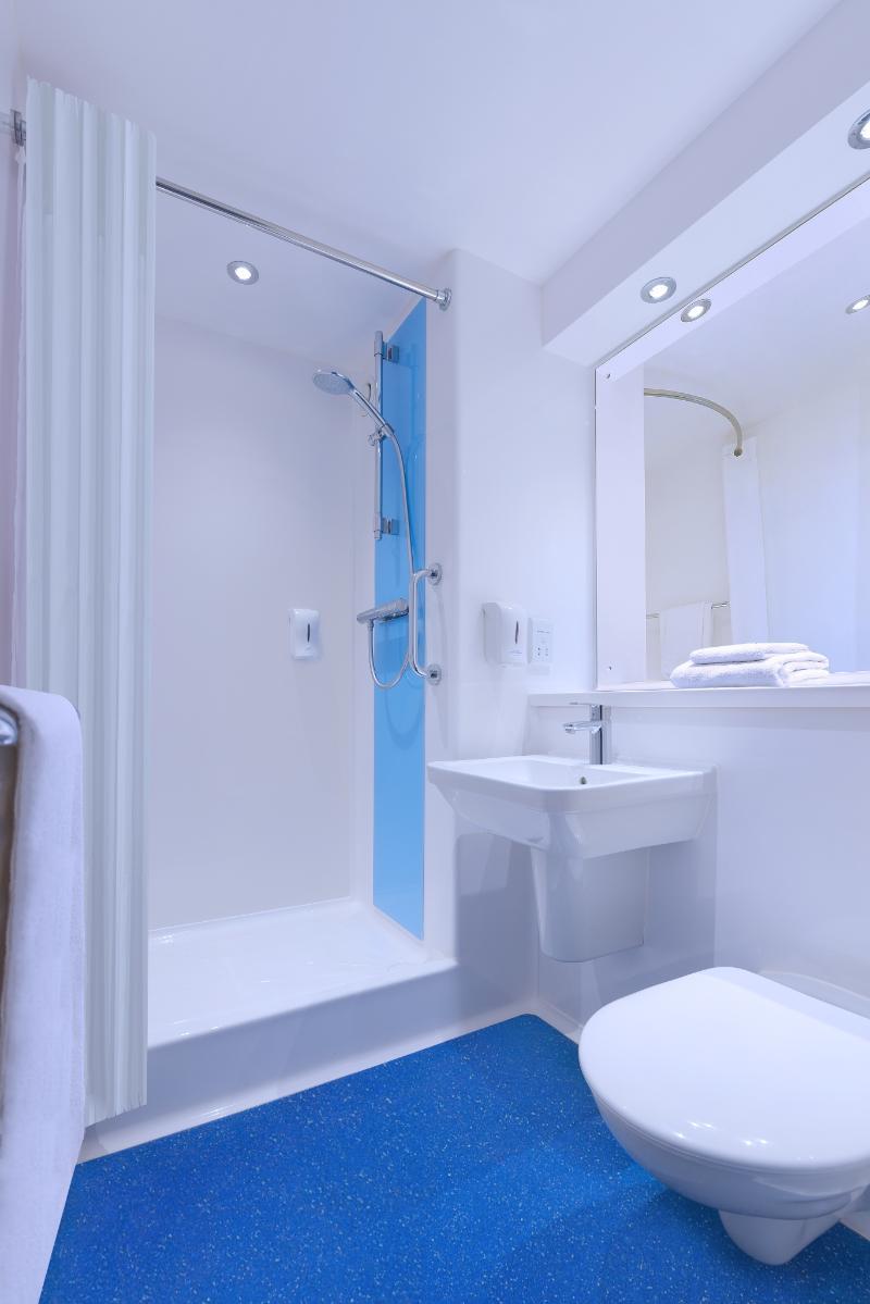 Travelodge Cardiff Central Queen Street Ngoại thất bức ảnh